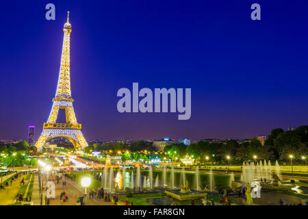 Torre Eiffel in sera visto da giardini Trocadero di notte, Parigi Foto Stock