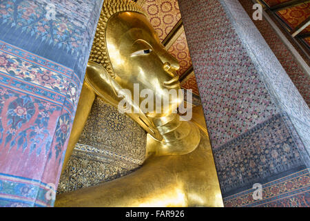 Gigante Buddha reclinato al Wat Pho a Bangkok, in Thailandia Foto Stock