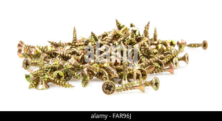 Pila di piccole viti di legno su sfondo bianco Foto Stock