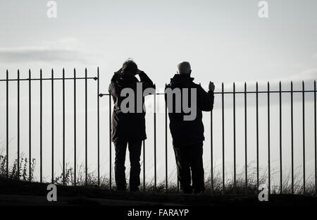 Uomo e donna che guarda sul Mare del Nord da Boulby scogliere vicino Staithes. North Yorkshire, Inghilterra. Regno Unito Foto Stock