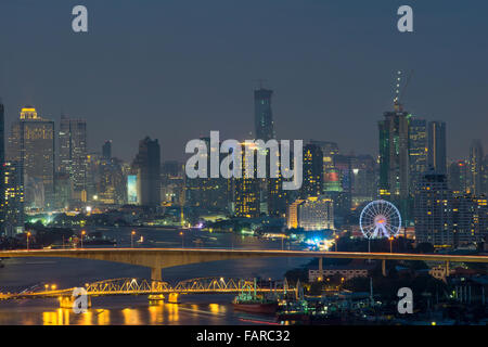 Paesaggio urbano di Bangkok da vista superiore con il fiume, Thailandia Foto Stock