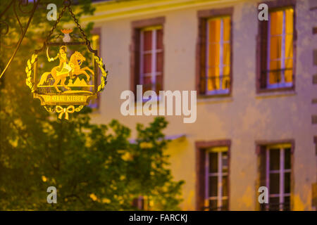 Taverna / pub sign in notturna a Colmar, Francia Foto Stock