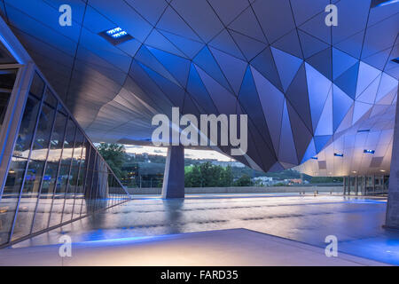 Costruzione di intradosso con acqua caratteristiche e contesto. Il Musée des Confluences, Lione, Francia. Architetto: COOP HIMMELB(L)AU, 2014. Foto Stock