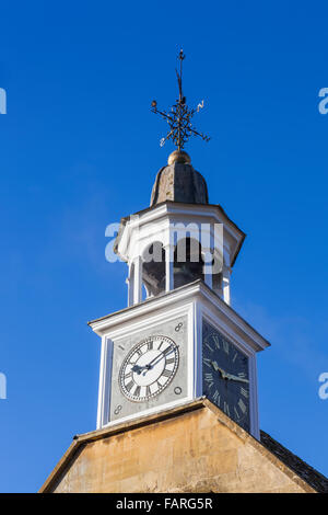 Inghilterra, Gloucestershire, Cotswolds, Chipping Campden, il Municipio della Città Vecchia Torre dell Orologio Foto Stock