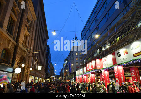 HELSINKI, Finlandia - 22 novembre 2015: Domenica notte nel centro commerciale di Helsinki - Kluuvi. I centri dello shopping, principale offic Foto Stock