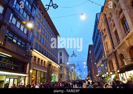 HELSINKI, Finlandia - 22 novembre 2015: Domenica notte di novembre del centro commerciale di Helsinki. I centri dello shopping, principale offic Foto Stock