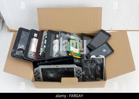VILNIUS, Lituania - 01 Giugno 2015: scatola di cartone con la respinta rotto marca Samsung telefoni e tablet. I dispositivi sono pronti Foto Stock