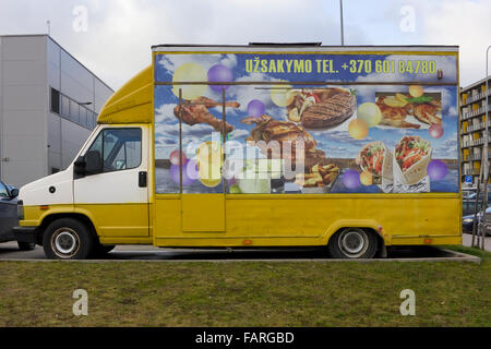 VILNIUS, Lituania - 24 dicembre 2015: l'auto da che vende un fast food sulla strada della citta'. Per pubblicita è utilizzato il pirac Foto Stock