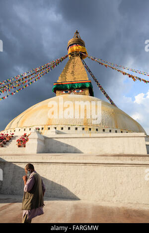 Pellegrino nei dintorni di Boudhanath stupa. Kathmandu. Il Nepal. Foto Stock