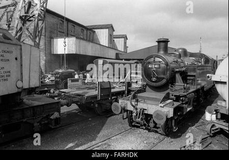 Haworth stazione ferroviaria, West Yorkshire circa 1982 in bianco e nero delle immagini di archivio. Home di Keighley e Worth Valley Railway, il KWVR è presidiata da volontari. LONDON MIDLAND & SCOTTISH IVATT CLASSE 2MT 2-6-2T N° 41241, costruito nel 1948. Gru di recupero anche visibile. Foto Stock