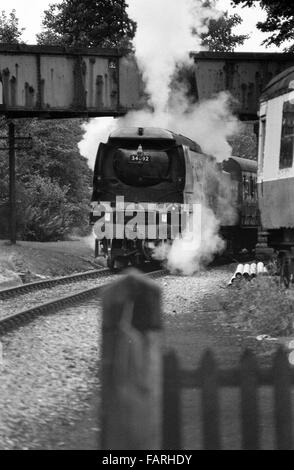Haworth stazione ferroviaria, West Yorkshire circa 1982 in bianco e nero delle immagini di archivio. Home di Keighley e Worth Valley Railway, il KWVR è presidiata da volontari. Ferrovie britanniche, BULLEID WEST COUNTRY PACIFIC 4-6-2 N° 34092 'città di pozzetti" costruita nel 1949 e originariamente denominato 'pozzetti' cuoce a vapore cantiere del passato. Foto Stock