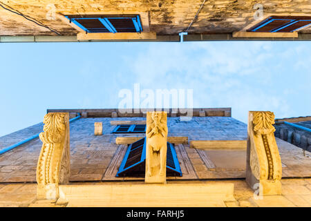 Skywards cercando tra i negozi nel medioevo, murata vecchia città di Korcula Croazia, Dalmazia, Europa Foto Stock