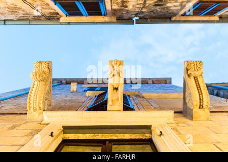 Skywards cercando tra i negozi nel medioevo, murata vecchia città di Korcula Croazia, Dalmazia, Europa Foto Stock