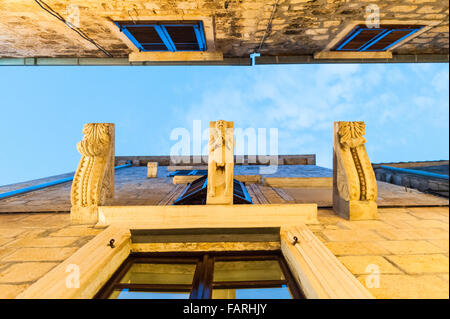 Skywards cercando tra i negozi nel medioevo, murata vecchia città di Korcula Croazia, Dalmazia, Europa Foto Stock