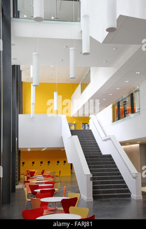 Atrio principale dello spazio nel professor Stuart Hall, la costruzione di un nuovo blocco di arti al Goldsmiths College, Lewisham. Università di Londra. Foto Stock