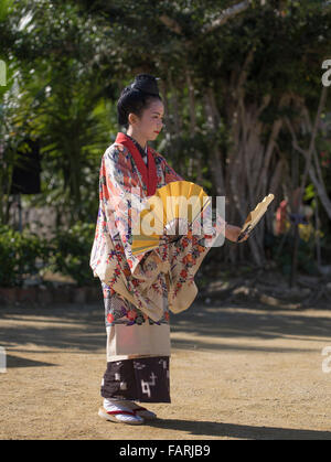 Donna di Okinawa in costume tradizionale di eseguire la danza della ventola, Ryukyu Mura, Okinawa, in Giappone Foto Stock