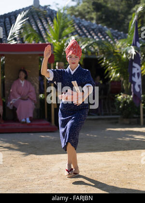 Donna di Okinawa in costume tradizionale eseguire folk dance, Ryukyu Mura, Okinawa, in Giappone Foto Stock