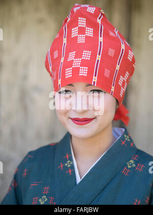 Donna di Okinawa in costume tradizionale, Ryukyu Mura, Okinawa, in Giappone Foto Stock