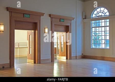 Interno del rinnovato recentemente Assembly Hall a Hackney Town Hall di Londra. Un ottimo esempio di 1930s interni in stile art deco Foto Stock