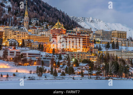 Immagine notturna del villaggio di St.Moritz e del lago St.Moritz, Svizzera Foto Stock