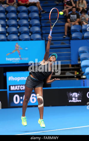 Perth. 4 gennaio, 2016. Vicky Duval degli Stati Uniti serve per Elina Svitolina dell'Ucraina durante il loro singolare femminile corrispondono a Hopman Cup in Australia, gen. 4, 2016. L'Ucraina ha vinto 2-1. Credito: Zhou Dan/Xinhua/Alamy Live News Foto Stock