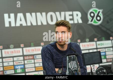 Hannover, Germania. 04 gen 2016. Portiere Ron-Robert Zieler della Bundesliga tedesca club di Calcio Hannover 96 partecipa a una conferenza stampa in occasione del nuovo anno la prima sessione di formazione al HDI Arena di Hannover, Germania, 04 gennaio 2016. Zieler trascorso il periodo di Capodanno presso l'hotel 'l'indirizzo' in Dubai quando un incendio scoppiato. Foto: Julian Stratenschulte/dpa/Alamy Live News Foto Stock