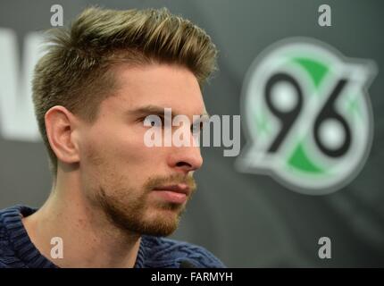 Hannover, Germania. 04 gen 2016. Portiere Ron-Robert Zieler della Bundesliga tedesca club di Calcio Hannover 96 partecipa a una conferenza stampa in occasione del nuovo anno la prima sessione di formazione al HDI Arena di Hannover, Germania, 04 gennaio 2016. Zieler trascorso il periodo di Capodanno presso l'hotel 'l'indirizzo' in Dubai quando un incendio scoppiato. Foto: Julian Stratenschulte/dpa/Alamy Live News Foto Stock