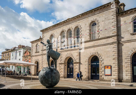 La scultura in bronzo di un batterista da Tim Shaw nella parte anteriore del padiglione della Cornovaglia, Truro, England, Regno Unito Foto Stock