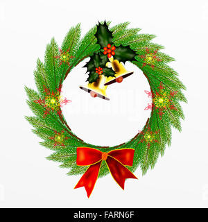 Ghirlanda di Natale di foglie di Pino decorato con fiocco rosso, Holly foglie e frutti di bosco, fiocchi e Golden Bells isolato su bianco Ba Foto Stock