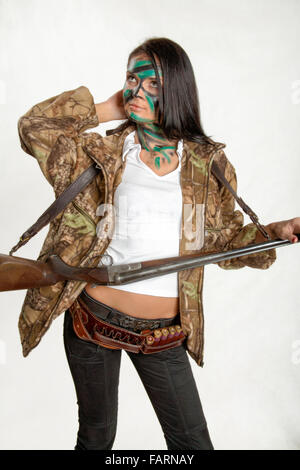 una giovane ragazza e una pistola Foto Stock
