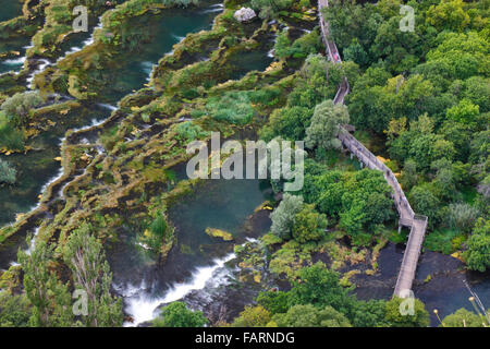Ponte in legno sul fiume Krka nel parco nazionale di Krka, Croazia Foto Stock