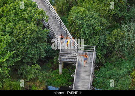 I turisti a piedi oltre il ponte di legno nel parco nazionale di Krka vicino Roski slap Foto Stock