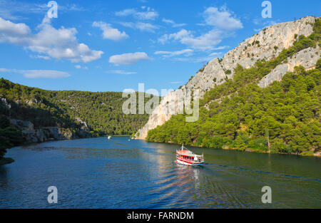 Imbarcazione turistica sul fiume Krka vela al parco nazionale di Krka da Sibenik. Foto Stock