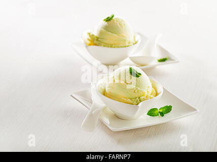 Frutta fresca sorbetto gelato in una vaschetta di colore bianco. Foto Stock