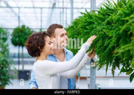 Coppia giovane la scelta di fiori. Foto Stock