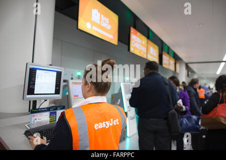 Vacanze di Natale maker check-in presso il easyJet bag drop, l' aeroporto di Gatwick North Terminal, England, Regno Unito Foto Stock