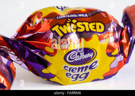 Cadbury Twisted crema di cioccolato uovo dal pacchetto di eroi impostato su sfondo bianco Foto Stock
