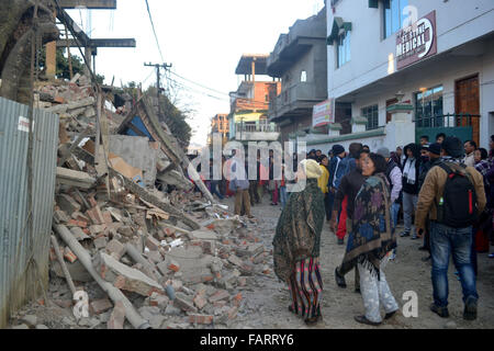 New Delhi, lo stato indiano Manipur. 4 gennaio, 2016. Le persone si radunano nella parte anteriore del case crollate dopo un forte terremoto a Imphal, città capitale del nord-est dello stato indiano Manipur, a gennaio 4, 2016. Almeno sei persone sono state uccise e più di 100 altri feriti in un forte terremoto che ha colpito il Nordest dell India e i paesi limitrofi di Myanmar, Bangladesh e Bhutan inizio lunedì mattina, un senior per la gestione dei disastri funzionario detto. Credito: Stringer/Xinhua/Alamy Live News Foto Stock