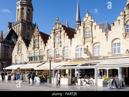 Ristoranti in vecchio stile rinascimentale edifici attorno a piazza del mercato. Grote Markt, Veurne, Fiandre Occidentali, Belgio Foto Stock