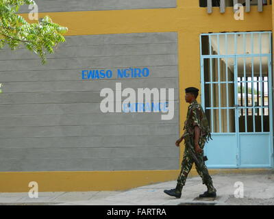 Garissa, Kenya. 4 gennaio, 2016. Un agente di polizia armato passeggiate passato gli studenti' ostello dove la maggior parte degli studenti sono stati uccisi in aprile dello scorso anno da militanti Al-Shabaab, Garissa university, Garissa, Kenya, a gennaio 4, 2016. Il Kenya Garissa University College, che era stato attaccato da terroristi in aprile dello scorso anno, è stato riaperto il lunedì, nove mesi dopo Al-Shabaab militanti hanno ucciso 148 persone, per la maggior parte degli studenti. Credito: Stephen Ingati/Xinhua/Alamy Live News Foto Stock