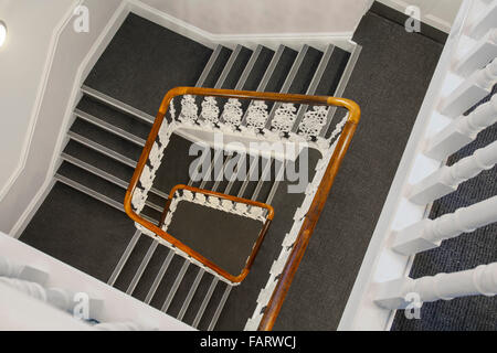 Tyndalls Park Road, ristrutturazione dell'insegnamento universitario e spazi di amministrazione. Una grande scala a chiocciola. Foto Stock