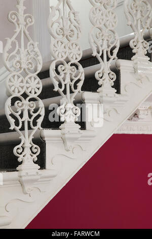Tyndalls Park Road, ristrutturazione dell'insegnamento universitario e spazi di amministrazione. Ferro battuto decorativo sulla balaustra. Foto Stock