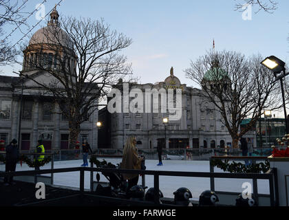 ABERDEEN, SCOZIA: Dicembre 2015: Skaters godere temporanea del pattinaggio su ghiaccio impostato nel villaggio di Natale. Foto Stock