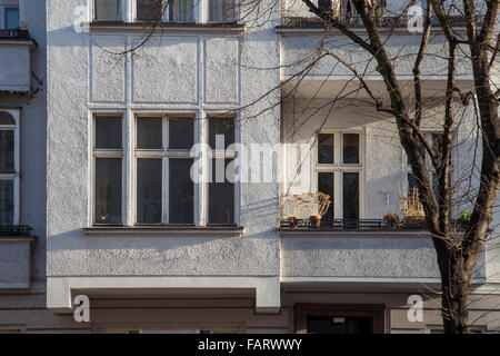 Case di città, le case storiche, a schiera immobili in affitto a Berlino. Città edifici di appartamenti Foto Stock