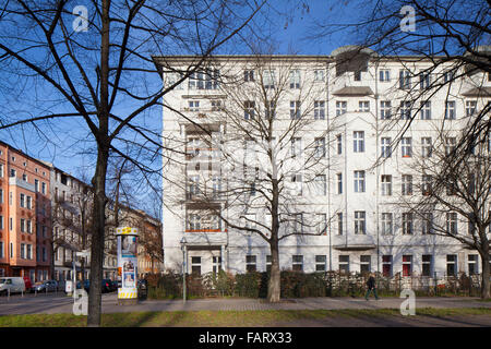 Case di città, le case storiche, a schiera immobili in affitto a Berlino. Città edifici di appartamenti Foto Stock