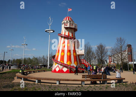 In vecchio stile Helter Skelter con turbine eoliche. Foto Stock