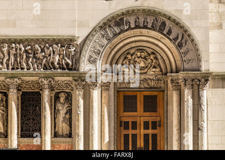 Un romanico francese portale di ingresso progettato da Stanford White di McKim Mead & White su San Bartolomeo la Chiesa Episcopale in Foto Stock