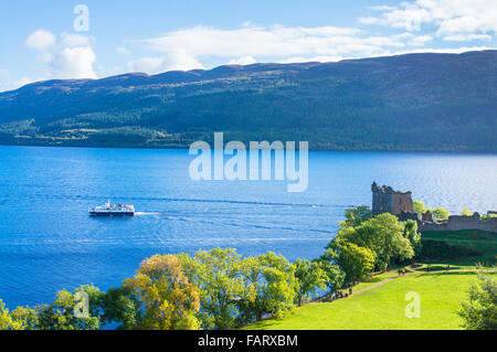 Loch Ness barca passando dal Castello Urquhart accanto a Loch Ness sul punto Strone Highlands della Scozia UK GB EU Europe Foto Stock