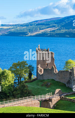 Castello Urquhart accanto a Loch Ness sul punto Strone vicino a Drumnadrochit village Highlands della Scozia UK GB EU Europe Foto Stock