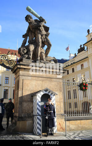 Una guardia del castello si erge nella sua garitta all'ingresso principale del castello di Praga, in inverno, nella Repubblica ceca, in Europa Foto Stock